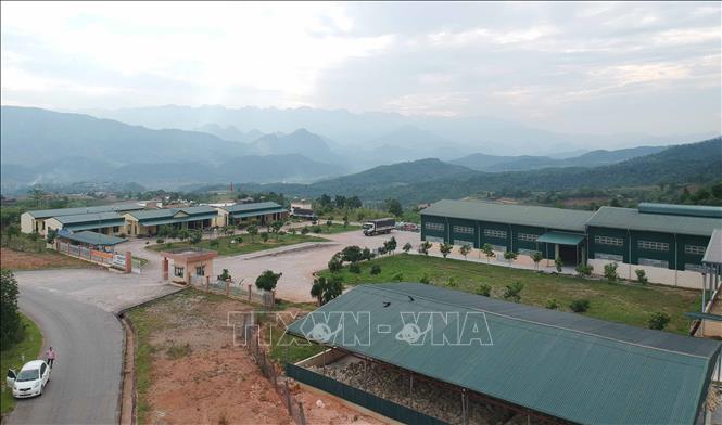Nhà máy chế biến mủ cao su tại xã Nậm Tăm nằm gần khu dân cư, các khe suối, nguồn nước. Ảnh: TTXVN phát