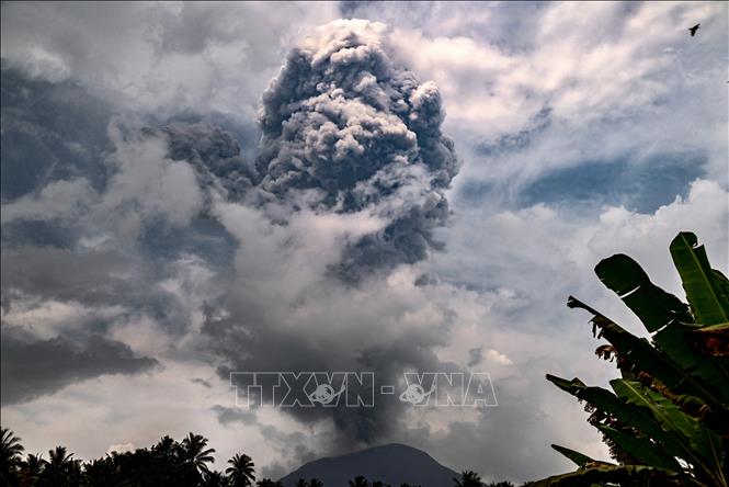 Tro bụi phun lên từ miệng núi lửa Ibu, nhìn từ Tây Halmahera, Bắc Maluku, Indonesia, ngày 21/5/2024. Ảnh: AFP/TTXVN