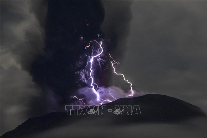 Tro bụi phun lên từ miệng núi lửa Ibu, nhìn từ Tây Halmahera, Bắc Maluku, Indonesia, ngày 18/5/2024. Ảnh: AFP/TTXVN