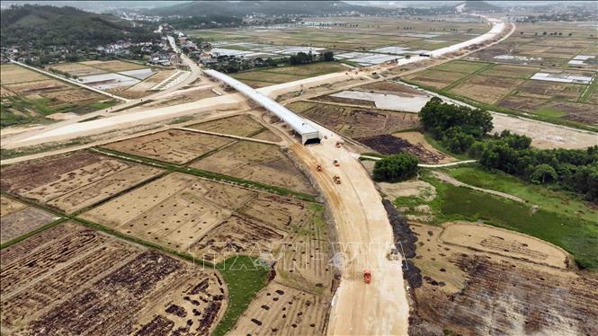 Cầu vượt QL15B của Dự án thành phần đoạn Bãi Vọt - Hàm Nghi đoạn qua tỉnh Hà Tĩnh, thuộc xã Sơn Lộc, huyện Can Lộc đang được thi công. Ảnh: Vũ Sinh - TTXVN
