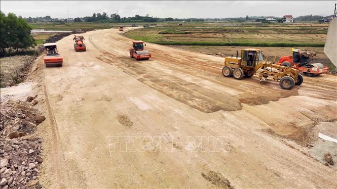 Thi công cầu vượt QL15B  trên tuyến cao tốc. Ảnh: Vũ Sinh - TTXVN