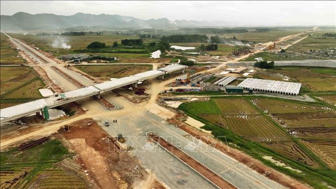 Cao tốc Bãi Vọt - Hàm Nghi được kết nối với cao tốc Hàm Nghi - Vũng Áng thuộc xã Thạch Đài, huyện Thạch Hà. Ảnh: Vũ Sinh - TTXVN