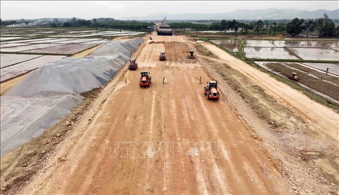 Nút giao QL8A của cao tốc Bãi Vọt - Hàm Nghi thuộc xã Thanh Bình Thạnh, huyện Đức Thọ đang được thi công. Ảnh: Vũ Sinh - TTXVN