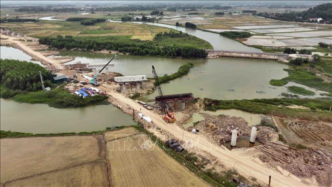 Cầu Sơn Lộc thuộc xã Sơn Lộc, huyện Can Lộc đang được thi công. Ảnh: Vũ Sinh - TTXVN