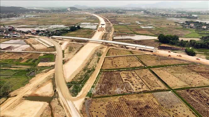 Cầu vượt QL15B thuộc xã Sơn Lộc, huyện Can Lộc đang được thi công. Ảnh: Vũ Sinh - TTXVN