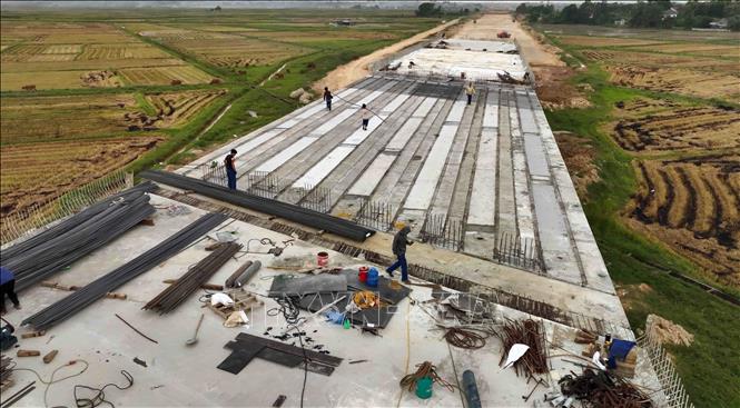 Thi công trên tuyến cao tốc tại địa phận xã Thạch Đài, huyện Thạch Hà. Ảnh: Vũ Sinh - TTXVN