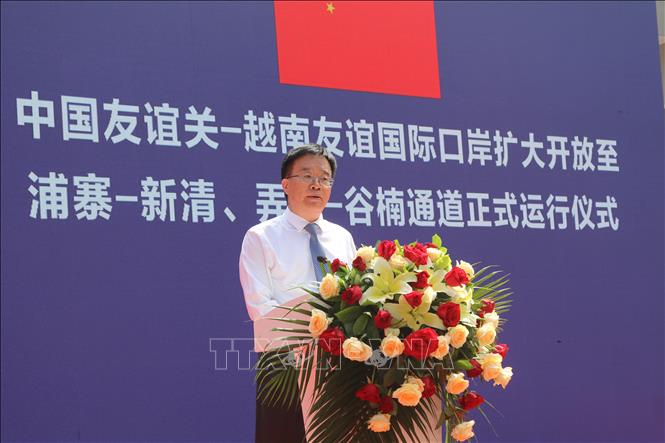 Miao Qingwang, Vice-Chairman of the People's Government of the Guangxi Zhuang Autonomous Region, addresses the opening ceremony. VNA Photo: Quang Duy