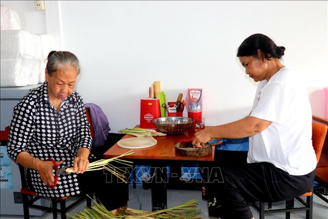 Bà Phạm Thị Ngọc Hồng, phường An Cư, quận Ninh Kiều (trái) tuy đã 78 tuổi, vẫn dành thời gian đến góp công cùng mọi người nấu cơm tại quán Từ Tâm. Ảnh: Thu Hiền - TTXVN