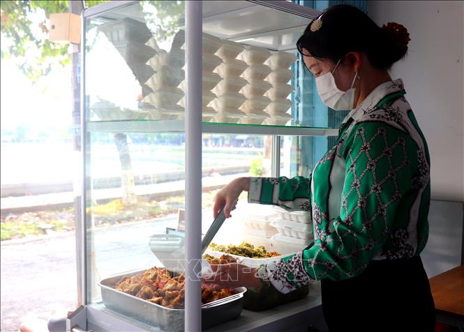Mỗi suất cơm gồm 2 món và sẽ được thay đổi hàng ngày. Ảnh: Thu Hiền - TTXVN
