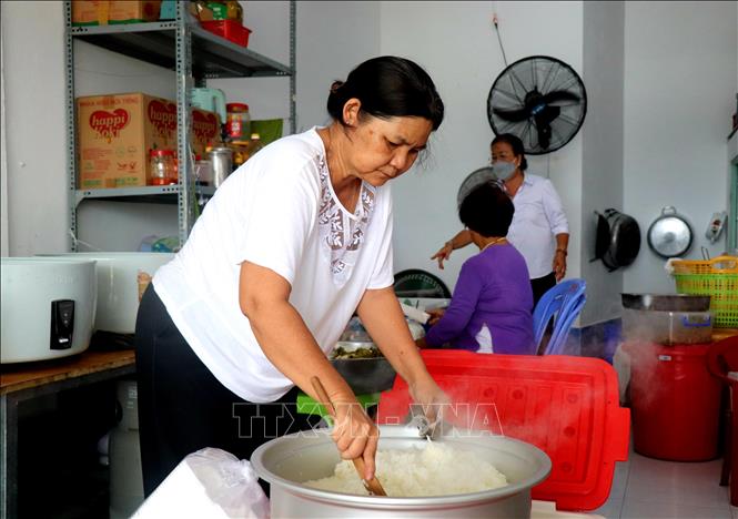 Bà Đàm Thị Nga, làm công tác mặt trận ở phường An Cư, quận Ninh Kiều (Cần Thơ) dành thời gian đến nấu cơm tại quán Từ Tâm. Ảnh: Thu Hiền - TTXVN