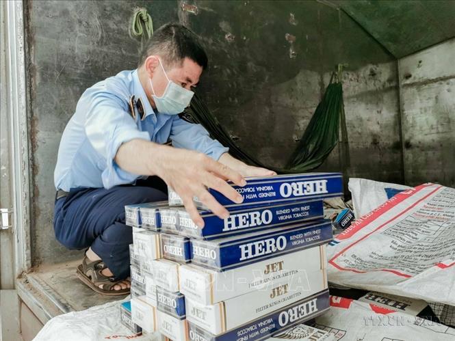 1.490 bao thuốc lá lậu bị Đội Quản lý thị trường số 1, Cục Quản lý thị trường thành phố Cần Thơ phát hiện. Ảnh: TTXVN