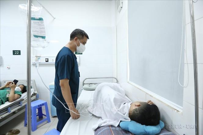 Trường hợp bệnh nhân sinh năm 2006 đang điều trị tại Trung tâm Chống độc (Bệnh viện Bạch Mai) nghi ngộ độc ma tuý có trong tinh dầu thuốc lá điện tử. Bệnh nhân nhập viện trong tình trạng mất ngủ nhiều đêm, xuất hiện ảo giác có người lạ bên cạnh, bồn chồn, lo lắng, có nhiều hành động bất thường như bật tắt điện liên tục… Ảnh: Minh Quyết - TTXVN