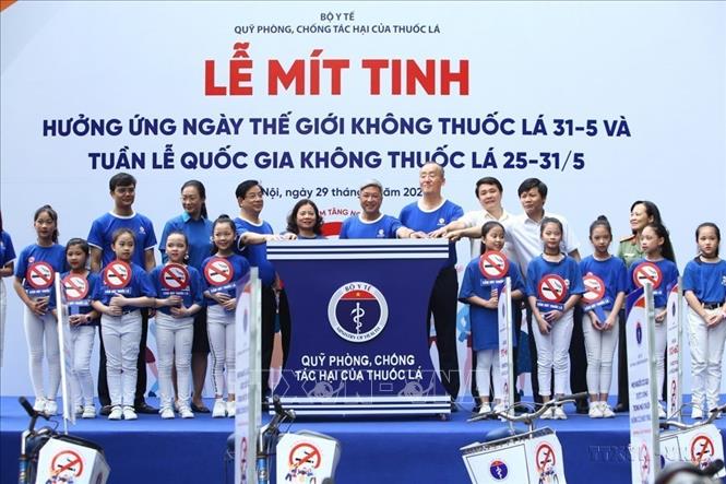 Đại biểu thực hiện nghi thức ấn nút hưởng ứng Ngày thế giới không thuốc lá 31/5 và Tuần lễ quốc gia không thuốc lá từ 25-31/5/2020, với chủ đề “Bảo vệ thành thiếu niên khỏi tác động của việc quảng cáo các sản phẩm thuốc lá và sử dụng thuốc lá”. Ảnh: Minh Quyết - TTXVN