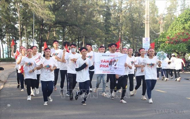 Gần 400 đoàn viên, thanh niên, sinh viên đến từ các Đoàn cơ sở trực thuộc Tỉnh đoàn Bình Thuận hăng hái tham gia Giải chạy tập thể “Vì môi trường không khói thuốc lá” do Trung ương Đoàn phối hợp với Tổ chức Y tế cộng đồng toàn cầu. Ảnh: Hồng Hiếu - TTXVN