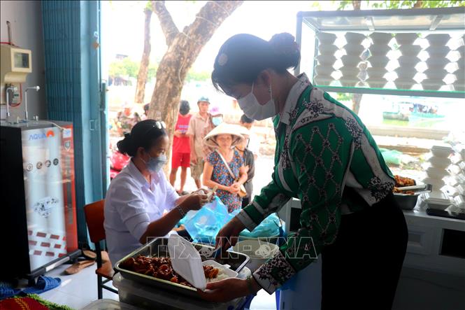 Mỗi ngày có khoảng 200 suất cơm được trao đến những người có hoàn cảnh khó khăn. Ảnh: Thu Hiền - TTXVN