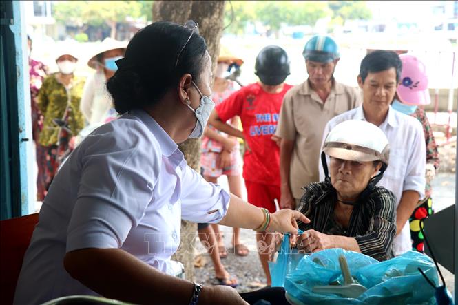 Ngày nắng hay mưa, 10h trưa quán cơm Từ Tâm là điểm đến của người bán vé số, người lượm ve chai, người neo đơn,... Ảnh: Thu Hiền - TTXVN
