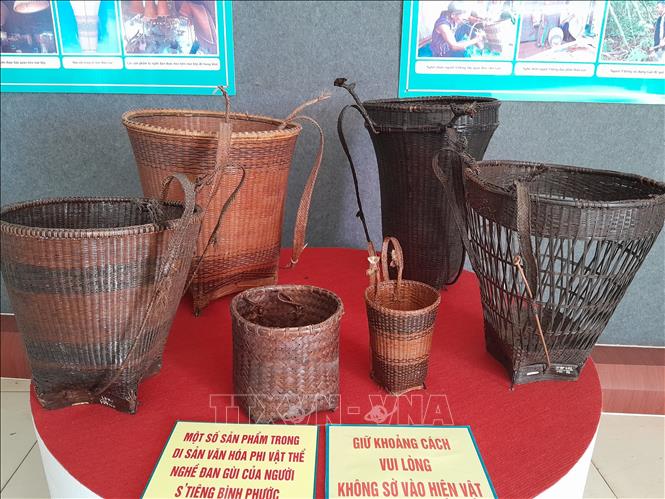 Gùi chứa đựng đồ vật của đồng bào S'tiêng. Ảnh: K GỬIH –TTXVN 
