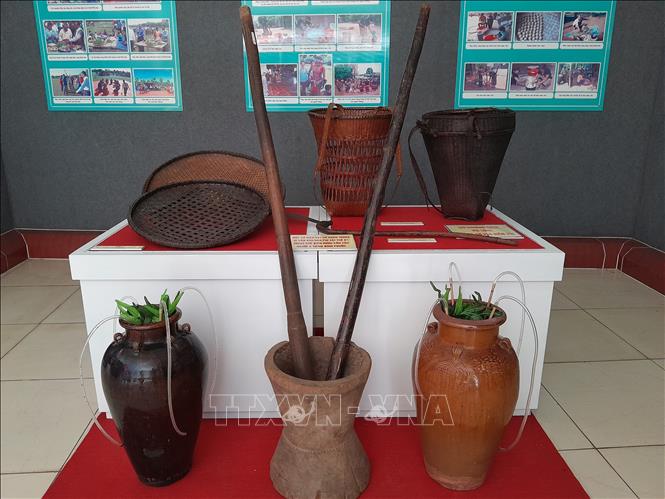 Vật dụng trong sinh hoạt gia đình, sản xuất của đồng bào S'tiêng. Ảnh: K GỬIH –TTXVN 
