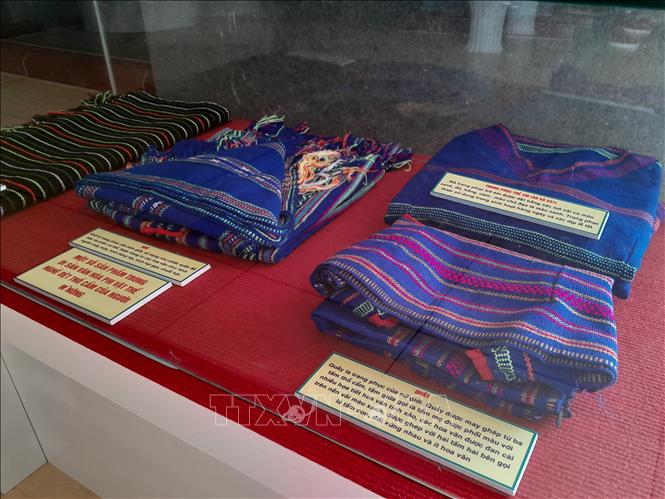 Sản phẩm dệt thổ cẩm của đồng bào S'tiêng. Ảnh: K GỬIH –TTXVN 
