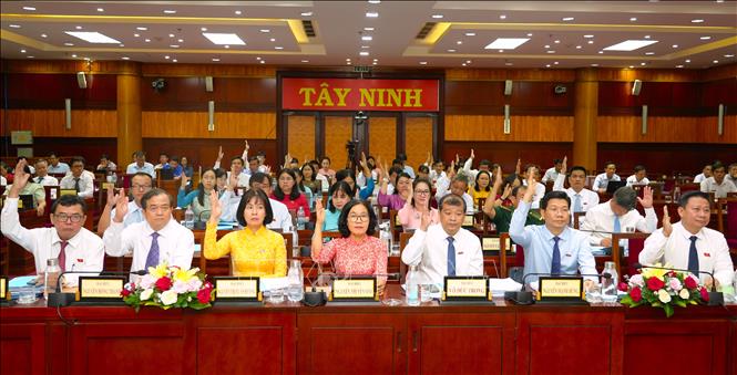 Đại biểu HĐND tỉnh Tây Ninh biểu quyết miễn nhiệm chức danh lãnh đạo HĐND và UBND tỉnh Tây Ninh. Ảnh: Minh Phú - TTXVN