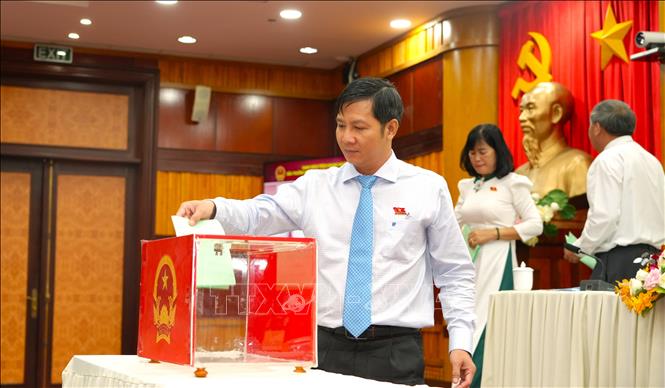 Ông Nguyễn Thành Tâm, Bí thư Tỉnh uỷ, Chủ tịch HĐND tỉnh Tây Ninh, bỏ phiếu bầu bổ sung chức danh Phó Chủ tịch UBND tỉnh. Ảnh: Minh Phú - TTXVN