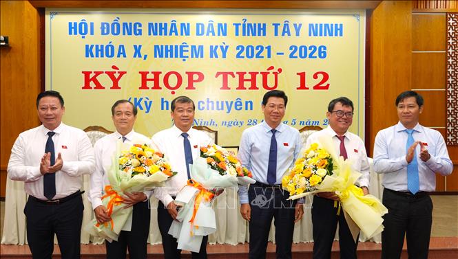 Ông Nguyễn Hồng Thanh (thứ 2, từ trái sang) được bầu giữ chức vụ Phó Chủ tịch UBND tỉnh Tây Ninh nhiệm kỳ 2021-2026. Ảnh: Minh Phú - TTXVN
