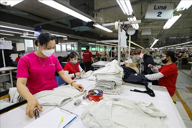 Công nhân làm việc tại xưởng sản xuất hàng may mặc xuất khẩu của Công ty TNHH Seyoung Inc (100% vốn đầu tư của Hàn Quốc) tại Khu công nghiệp Lương Sơn (Hòa Bình). Ảnh: Trọng Đạt-TTXVN