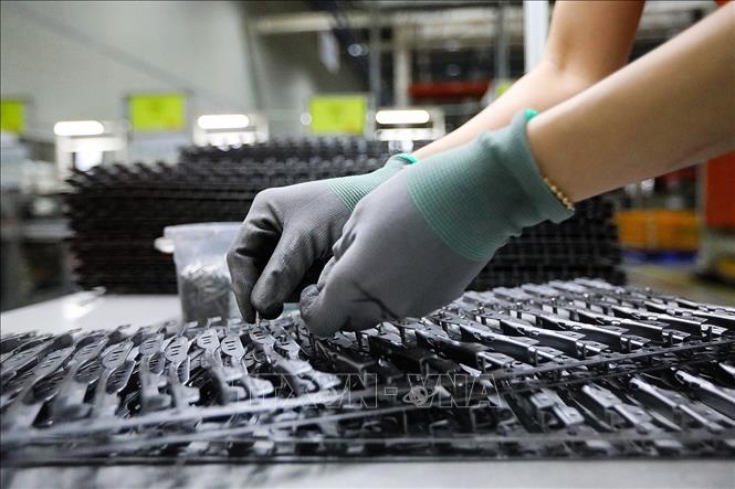 Nhà máy sản xuất Công ty TNHH Cap Global trong khu công nghiệp Lương Sơn, là doanh nghiệp 100% vốn đầu tư nước ngoài, với mức đầu tư 25 triệu USD, chuyên sản xuất cần gạt ô tô cung cấp cho các thị trường xuất khẩu là Hoa Kỳ, châu Âu, Nhật Bản. Ảnh: Trọng Đạt-TTXVN