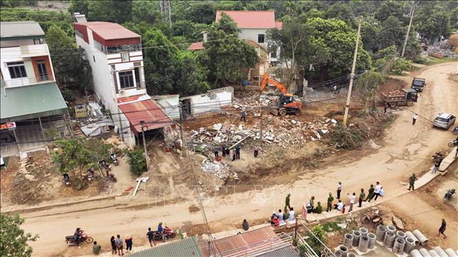 Lực lượng chức năng tháo dỡ công trình vi phạm của gia đình ông Nguyễn Ngọc Sơn ở thôn 6, xã Ba Trại, huyện Ba Vì, thành phố Hà Nội. Ảnh: Vũ Sinh - TTXVN