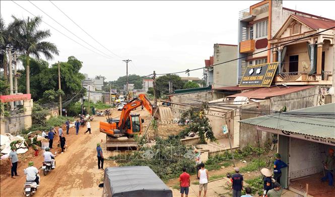 Lực lượng chức năng tháo dỡ công trình vi phạm của gia đình ông Nguyễn Ngọc Sơn ở thôn 6, xã Ba Trại, huyện Ba Vì, thành phố Hà Nội. Ảnh: Vũ Sinh - TTXVN