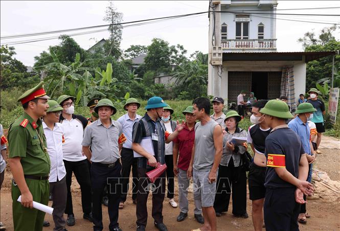 Lực lượng chức năng tiếp tục tuyên truyền, vận đồng người dân tự nguyện tháo dỡ công trình vi phạm để phục vụ cho dự án. Ảnh: Vũ Sinh - TTXVN