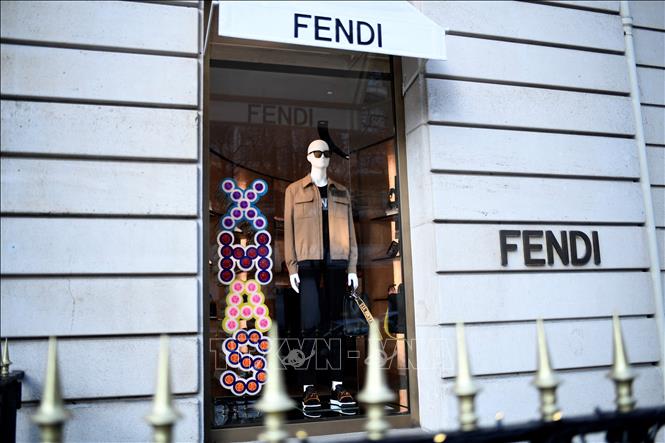 (Tư liệu) Một cửa hàng của hãng thời trang Fendi tại Paris, Pháp. Ảnh: AFP/TTXVN