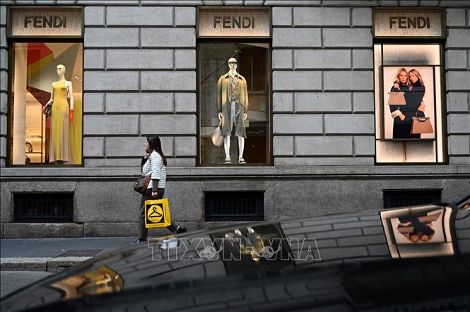 (Tư liệu) Một cửa hàng của hãng thời trang Fendi tại Milan, Italy. Ảnh: AFP/TTXVN