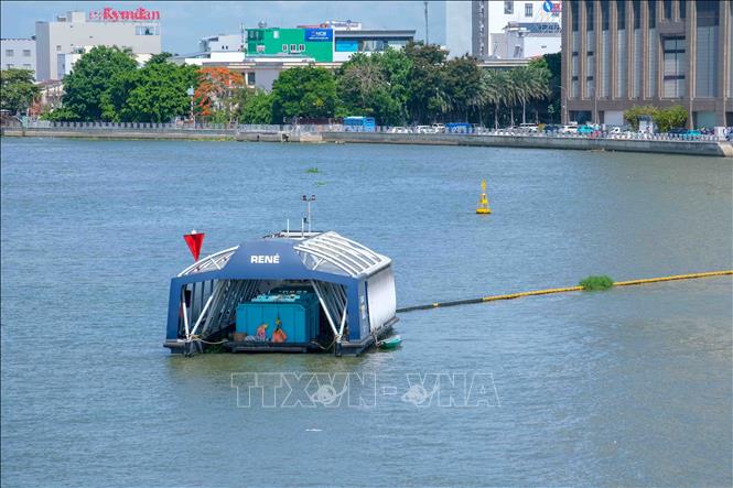 Collecting plastic waste by litter trap in Can Tho river. VNA Photo: Thanh Liêm