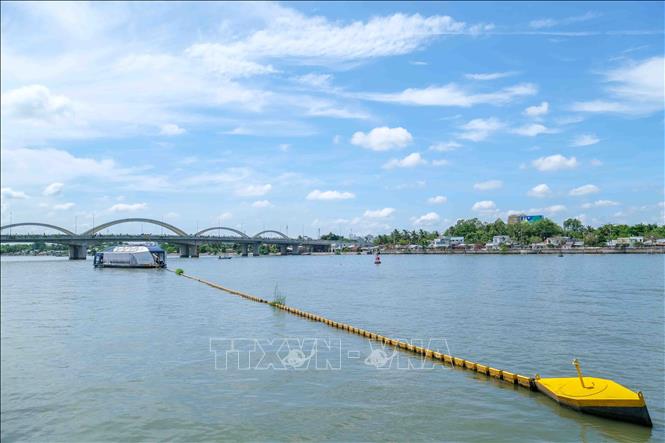 Collecting plastic waste by litter trap in Can Tho river. VNA Photo: Thanh Liêm