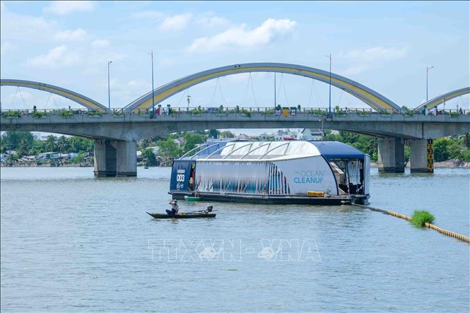 Collecting plastic waste by litter trap in Can Tho river. VNA Photo: Thanh Liêm
