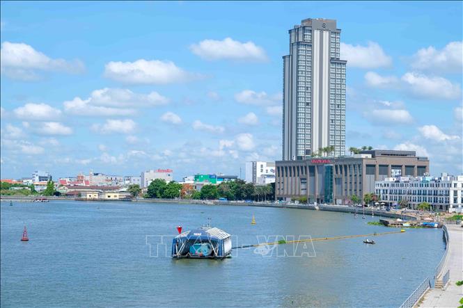 Collecting plastic waste by litter trap in Can Tho river. VNA Photo: Thanh Liêm