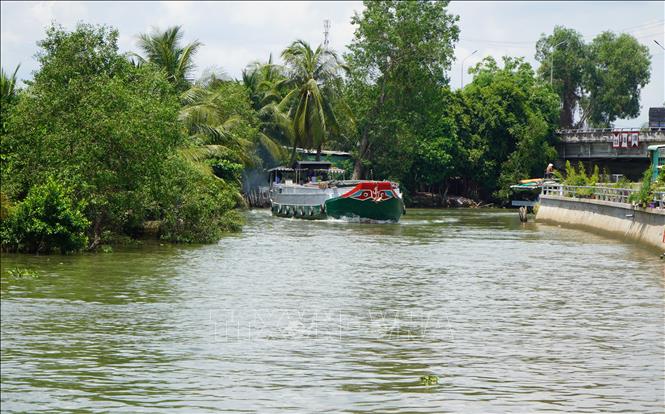 Phương tiện đường thủy lưu thông trên kênh Mương Khai - Đốc Phủ Hiền đoạn qua thành phố Sa Đéc, tỉnh Đồng Tháp. Ảnh: Nhựt An - TTXVN