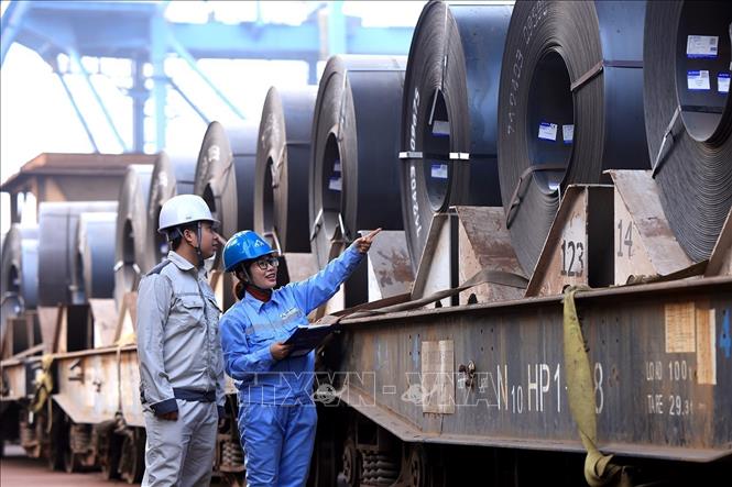 Checking rolled steel products at the Hoa Phat Dung Quat Iron and Steel Production Complex in the central province of Quang Ngai. VNA Photo: Tuấn Anh 