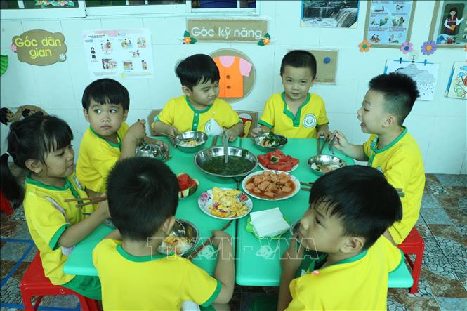 Trẻ em Trường Mầm non Hoa Sen (phường 2, thành phố Vĩnh Long, tỉnh Vĩnh Long) cùng tham gia bữa cơm gia đình. Ảnh: Lê Thúy Hằng - TTXVN