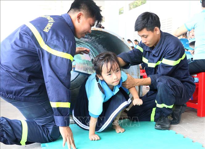Trẻ em Trường Mầm non Hoa Lan tham gia hoạt động vận động trong chuyến tham quan và trải nghiệm một ngày làm lính cứu hỏa. Ảnh: Lê Thúy Hằng - TTXVN