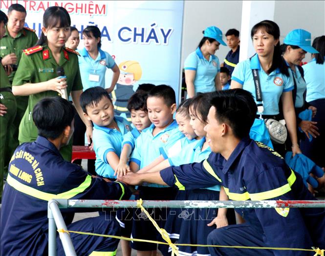 Trẻ em Trường Mầm non Hoa Lan tham gia hoạt động nhóm trong chuyến tham quan và trải nghiệm một ngày làm lính cứu hỏa. Ảnh: Lê Thúy Hằng - TTXVN