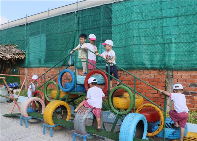 Trẻ em Trường Mầm non Hoa Sen (phường 2, thành phố Vĩnh Long, tỉnh Vĩnh Long) tham gia hoạt động vui chơi ngoài trời. Ảnh: Lê Thúy Hằng - TTXVN