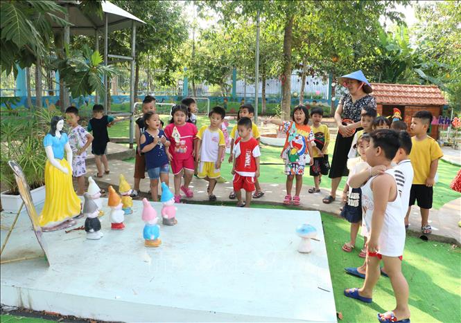 Trẻ em Trường Mầm non Sơn Ca (phường Tân Ngãi, thành phố Vĩnh Long, tỉnh Vĩnh Long) vui chơi ở 