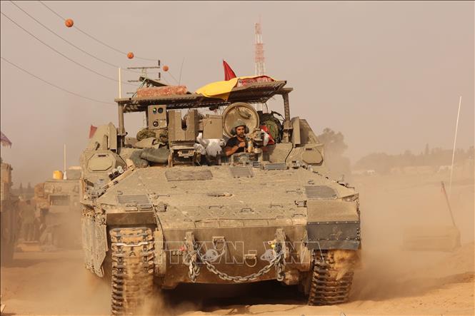 Xe quân sự Israel được triển khai gần khu vực biên giới với Dải Gaza, miền Nam Israel ngày 27/5/2024. Ảnh: THX/TTXVN