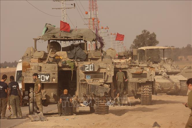 Xe quân sự Israel được triển khai gần khu vực biên giới với Dải Gaza, miền Nam Israel ngày 27/5/2024. Ảnh: THX/TTXVN