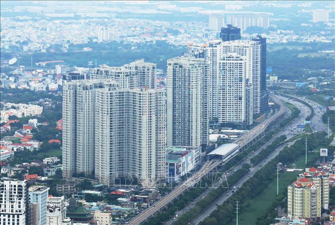 Các tòa chung cư cao tầng chạy dọc đại lộ Võ Nguyên Giáp, thành phố Thủ Đức. Ảnh: Hồng Đạt - TTXVN
