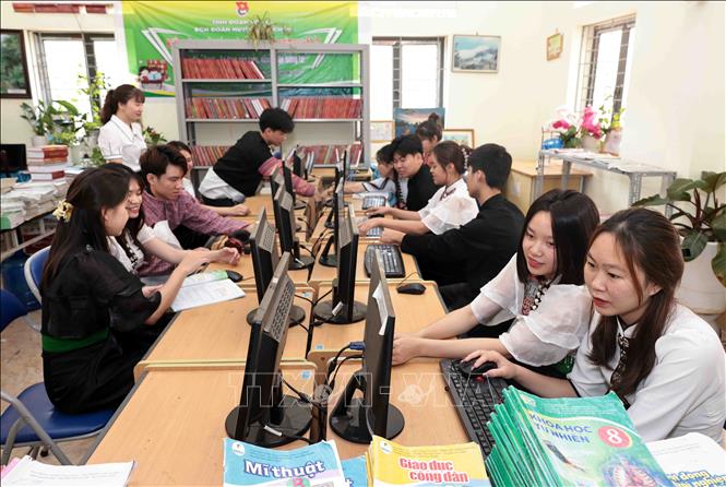 Giờ học trên máy tính của học sinh lớp 12 trường PTDT nội trú Mộc Châu. Ảnh: Trần Việt - TTXVN