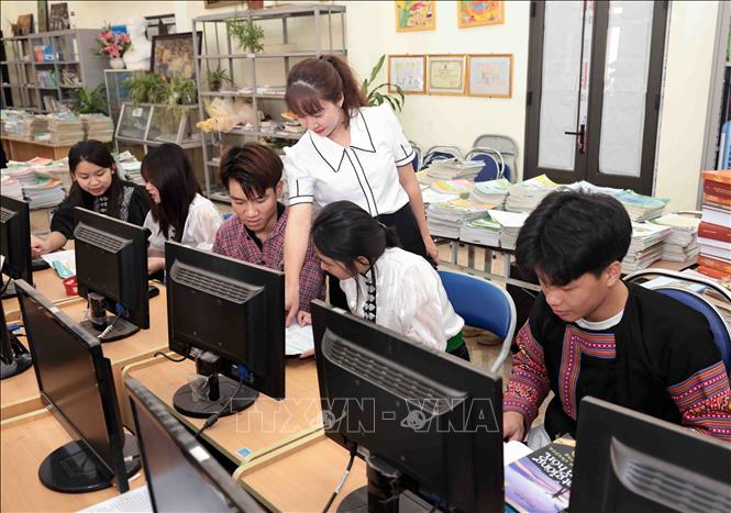 Giờ học trên máy tính của học sinh lớp 12 trường PTDT nội trú Mộc Châu. Ảnh: Trần Việt - TTXVN