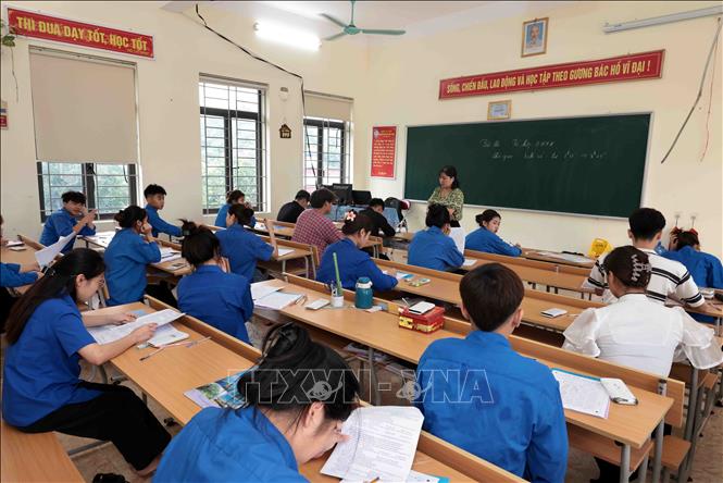 Một giờ học trên lớp của các em học sinh lớp 12 trường PTDT nội trú Mộc Châu. Ảnh: Trần Việt - TTXVN